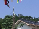 旧役場の屋根越しに辛うじて望める八幡城