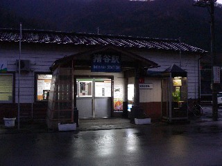 夕闇迫る始発の猪谷駅