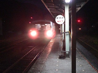 上り最終前の列車入線