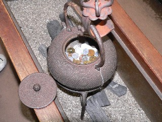 名物の鉄瓶の中
