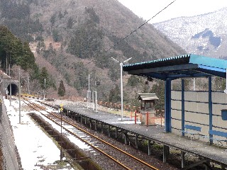 駅票も外されたホーム