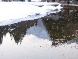 雪解けの他に写る合掌造り