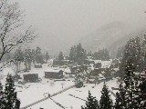 撮影スポットからボタン雪に沈む相倉集落